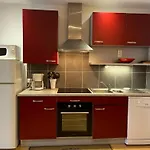 Petit Lutin A 250 M Du Bord Du De *