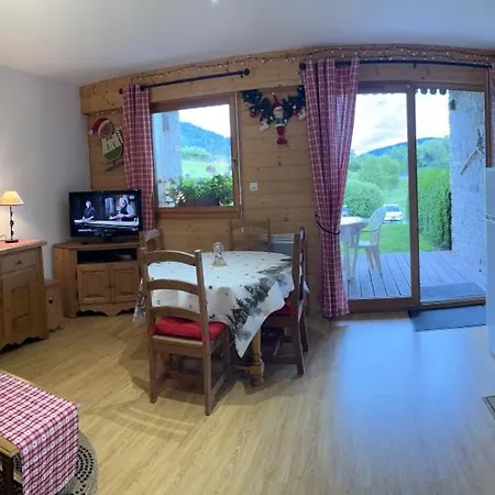 Petit Lutin à 250 M Du Bord Du De Gérardmer